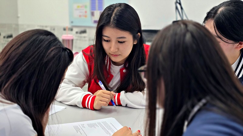 Crew Lounge student Miori practicing English for airline cabin crew interviews